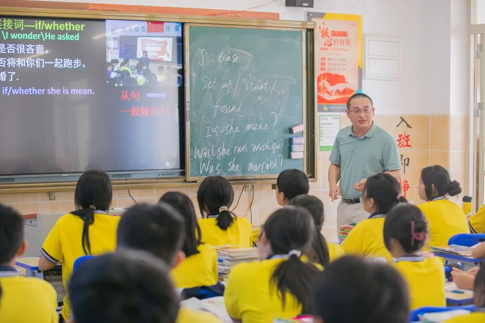 Giảng viên chữa bài